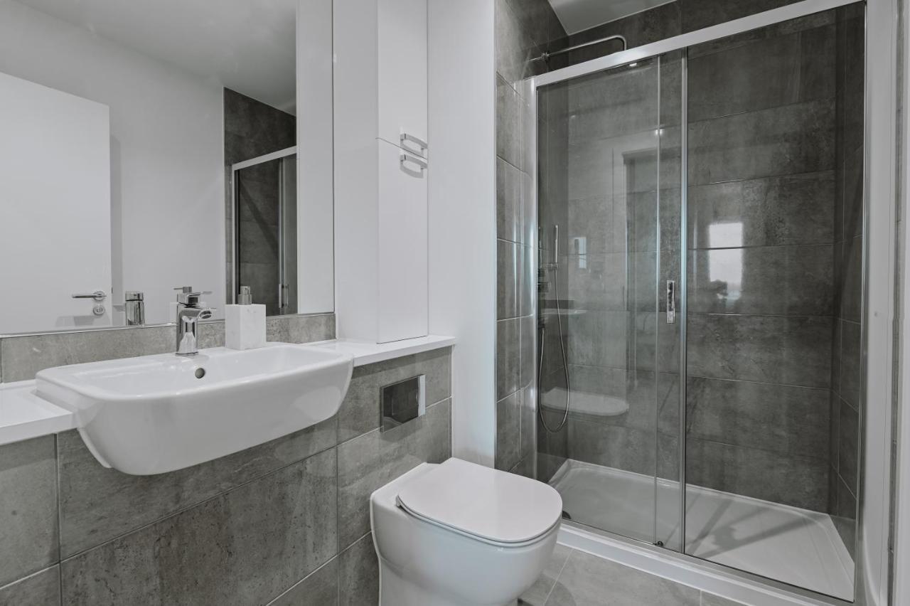 Khayat Homes - The Owelor - Two Bed Лондон Екстериор снимка